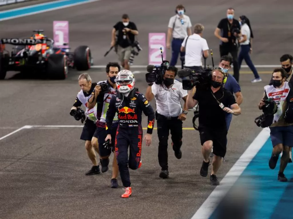 Pebalap tim Red Bull Max Verstappen melakukan selebrasi setelah menjadi juara dunia Formula 1 dengan memenangi Grand Prix Abu Dhabi, Sirkuit Yas Marina, UEA, Minggu (12/12/2021) (ANTARA/REUTERS/Hamad I Mohammed)