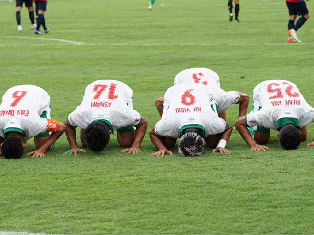 Sejumlah pesepak bola Timnas Indonesia bersujud syukur usai membobol gawang Timnas Laos. (ANTARA FOTO/Humas PSSI)