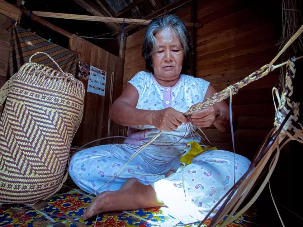 Tas anyaman rotan, souvenir handmade karya ibu-ibu Suku Dayak (Edi Akbar/IDZ Creator Community)