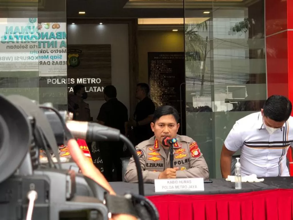 Konferensi pers kasus kasus perampokan pegadaian bermodal pistol mainan di Polres Metro Jakarta Selatan (INDOZONE/Samsudhuha Wildansyah)