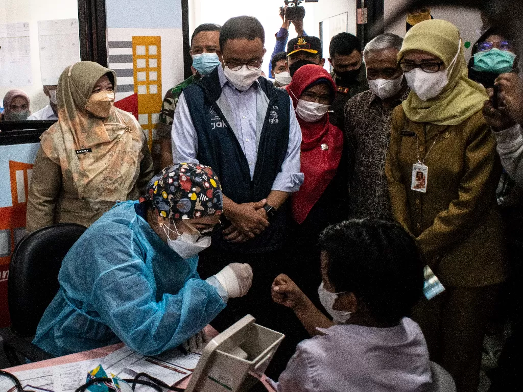 Gubernur DKI Jakarta Anies Baswedan (tengah) meninjau vaksinasi COVID-19 untuk anak (ANTARA FOTO/Aprillio Akbar)