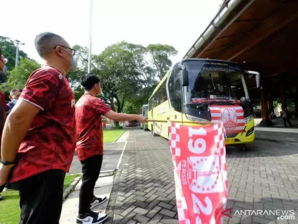 Wali Kota Surakarta Gibran Rakabuming Raka (kanan) melepas bus yang membawa 100 suporter Pasoepati menuju Bogor (ANTARA/Bambang Dwi Marwoto)