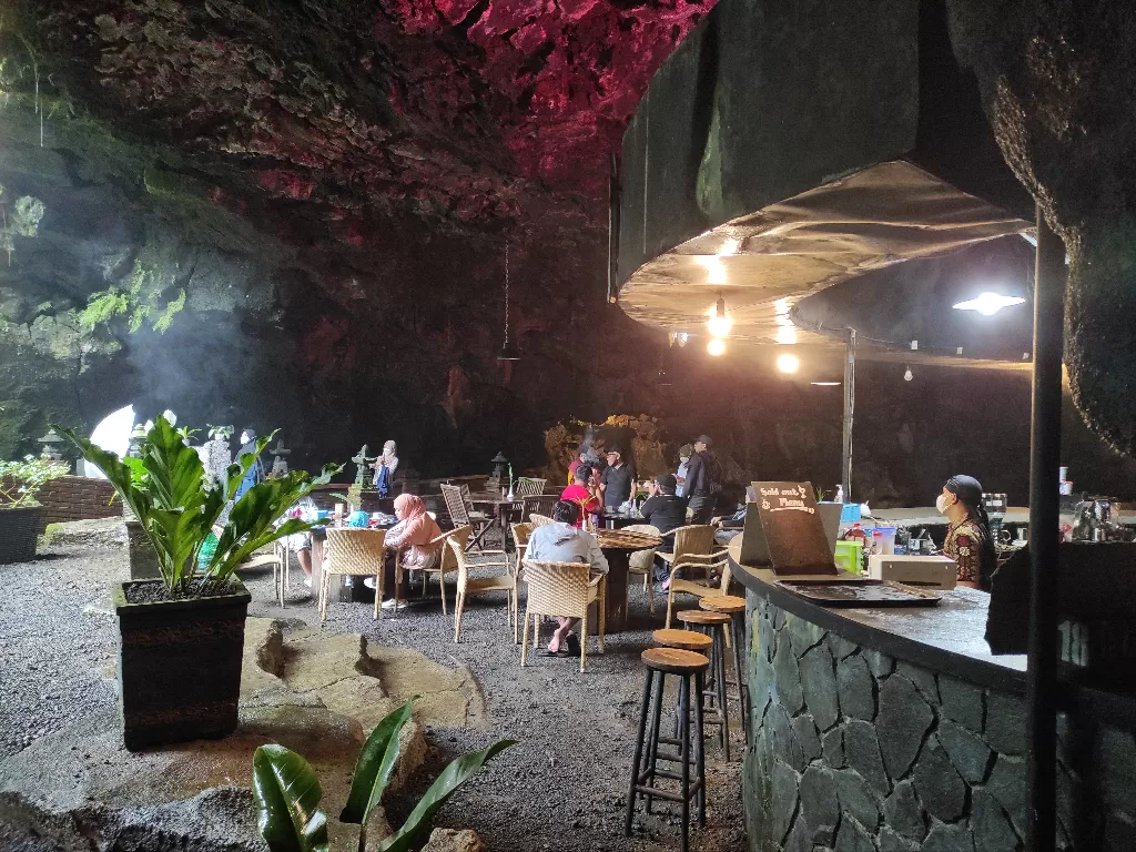 Melepas lelah di kafe setelah menyusuri gua sejauh 1,5 km (Rizqi Taufikul/IDZ Creator Community)