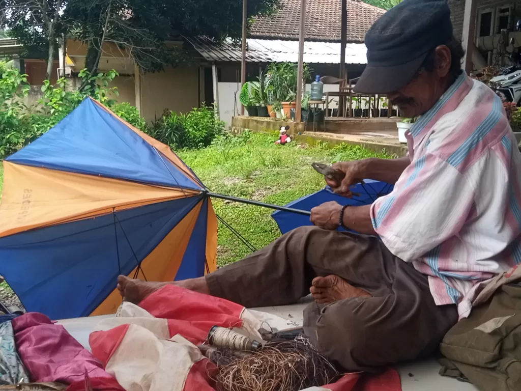 Kumono, sudah 25 tahun jadi tukang servis payung keliling (Dedy Setyawan/IDZ Creator Community)
