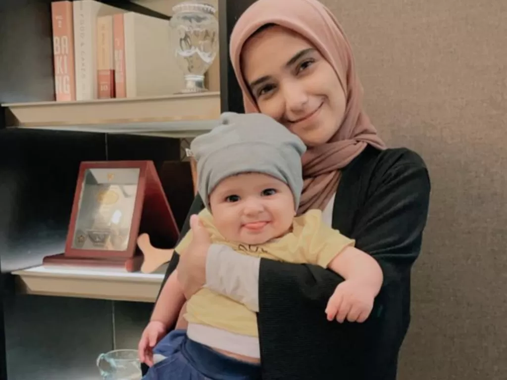 Nadya Mustika dan baby Baihaqqi Syaki Ramadhan. (Instagram/@baihaqqi_syaki_ramadhan)