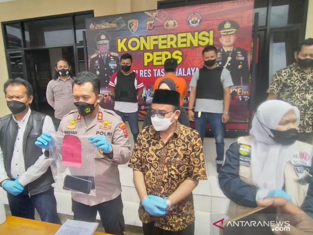 Polisi saat menunjukkan barang bukti dan tersangka kasus asusila terhadap santriwati di Polres Tasikmalaya, Jawa Barat, Kamis (16/12/2021). (ANTARA/HO-Pokja Polres Tasikmalaya)