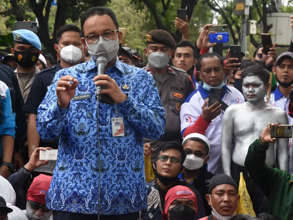 Gubernur DKI Jakarta Anies Baswedan berorasi saat menemui buruh yang berunjuk rasa di depan Balai Kota DKI Jakarta. (Foto: ANTARA/Indrianto Eko Suwarso)