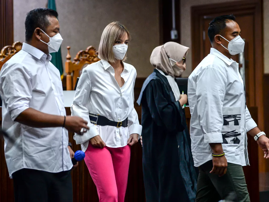 Terdakwa kasus narkoba Nia Ramadhani (kedua kiri), Ardi Bakrie (kanan) dan Zen Vivanto (kiri) menjalani sidang kasus penyalahgunaan narkoba di PN Jakarta Pusat, Jakarta, Kamis (16/12/2021). (photo/ANTARA FOTO/M Risyal Hidayat)