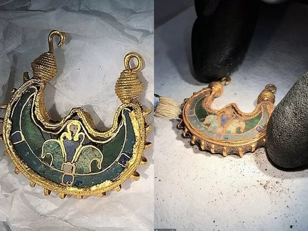 Tampilan anting emas yang berhasil ditemukan seorang pria dengan alat pendeteksi logam. (photo/Dok. National Museet via Facebook)