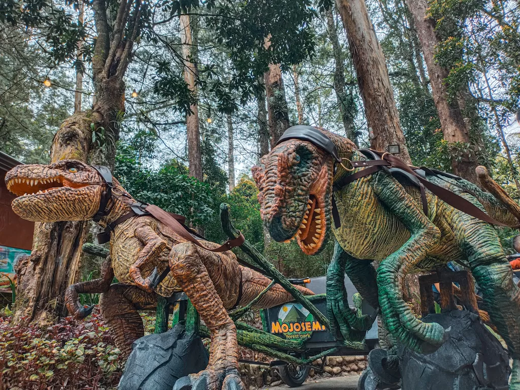 Atraksi dinosaurus di Mojosemi Dinosaurus Park, Magetan. (Thoyyib Asngad/IDZ Creator Community)