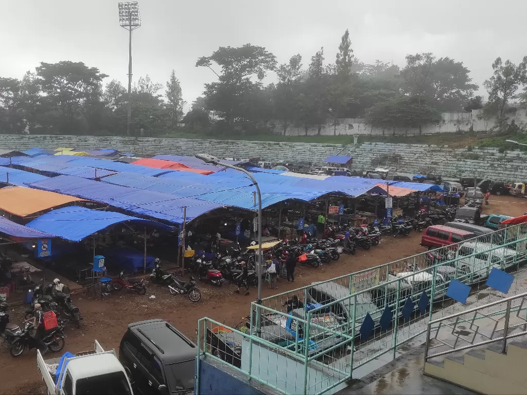 Tenda pedagang penuhi Stadion Gelora Brantas, Batu (Hasan Syamsuri/IDZ Creator Community) 