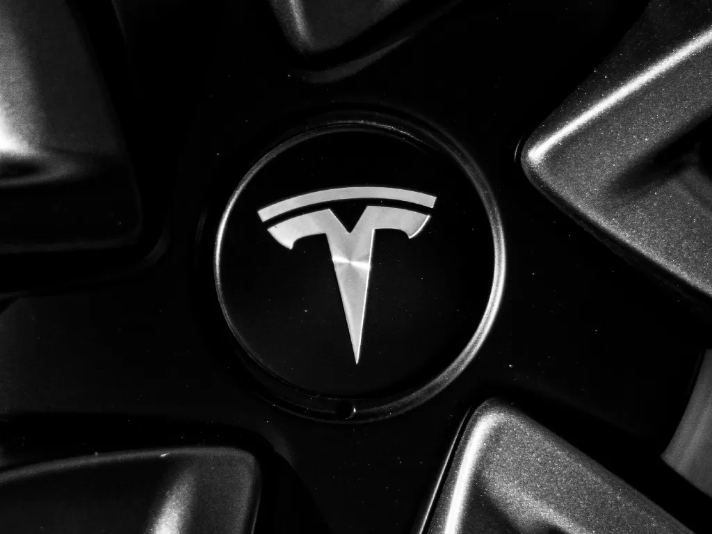 Tampilan logo Tesla di roda mobil buatannya (photo/REUTERS/Tommy Van Kessel)