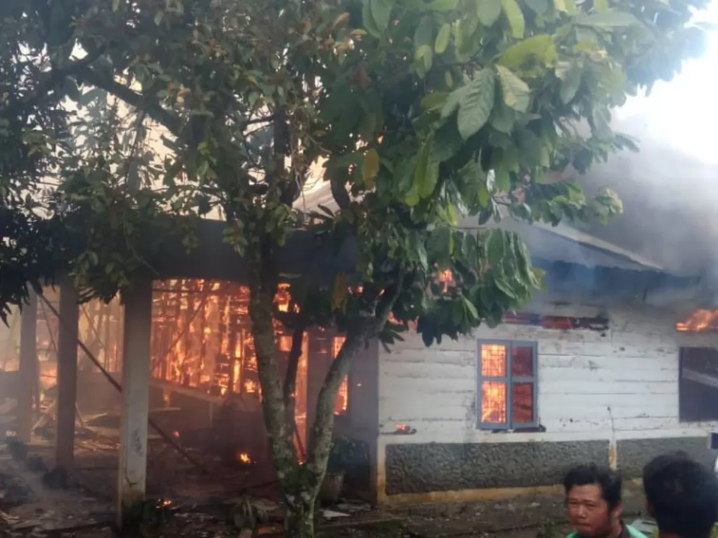 Rumah dibakar penagih utang di Batubara. (Ist)