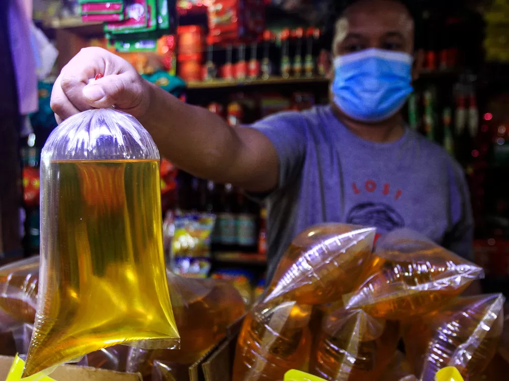Pedagang minyak makan. (ANTARA FOTO/Asprilla Dwi Adha/YU)
