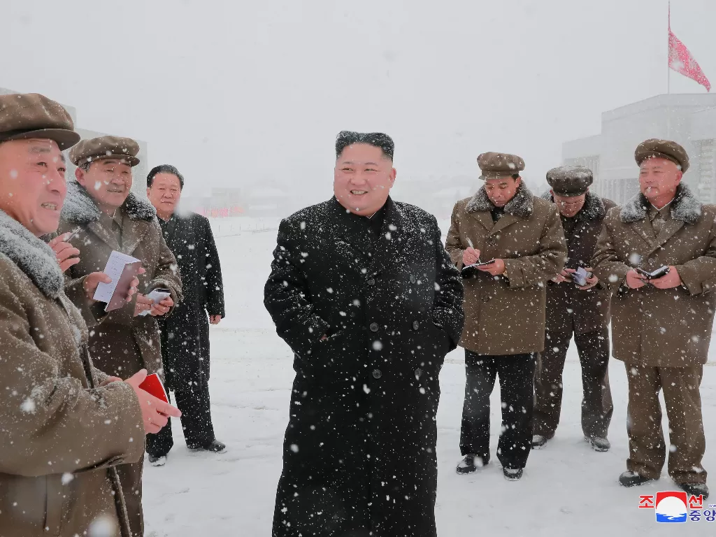 Pemimpin Korea Utara Kim Jong Un memeriksa Kabupaten Samjiyon. (REUTERS/KCNA)