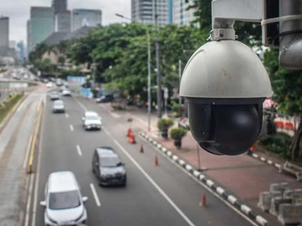 Kendaraan melintas di bawah kamera Closed Circuit Television (CCTV) di Jalan Medan Merdeka Barat, Jakarta, Sabtu (23/1/2021). (ANTARA FOTO/Aprillio Akbar/rwa)