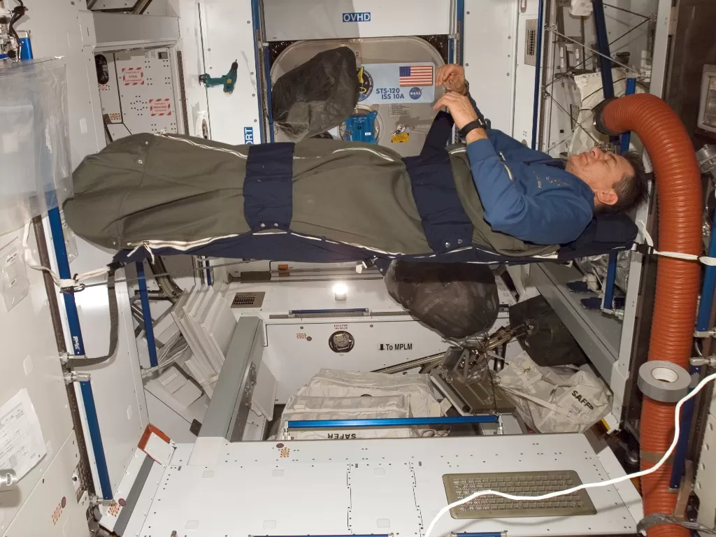 Sleeping in Space. (Photo/Wikipedia)