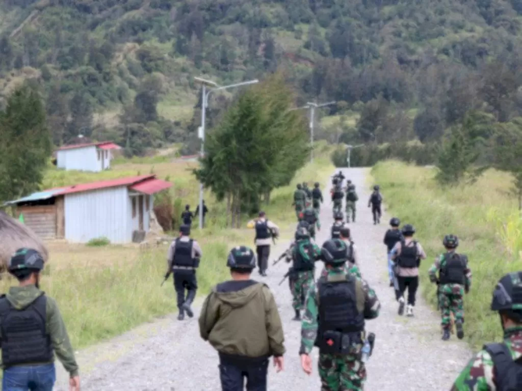 Satgas Nemangkawi yang terdiri dari TNI-Polri melakukan pengecekan TKP penganiayaan di Ilaga, Papua (Dokumentasi Humas Polda Papua)