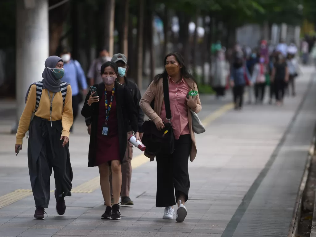 Sejumlah pekerja berjalan di pedestrian kawasan Jalan Jenderal Sudirman, Jakarta. (Foto: ANTARA/Akbar Nugroho Gumay)