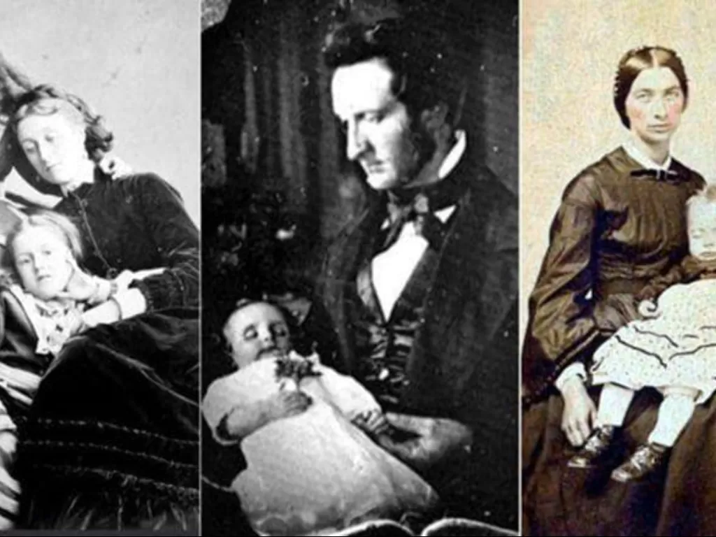 Dua gadis muda duduk untuk berfoto dengan ibu mereka yang sudah meninggal, sementara ayah dan ibu Victoria meratapi kematian bayi yang diposisikan seolah-olah mereka sedang tidur. (photo/dok.TheCollector)
