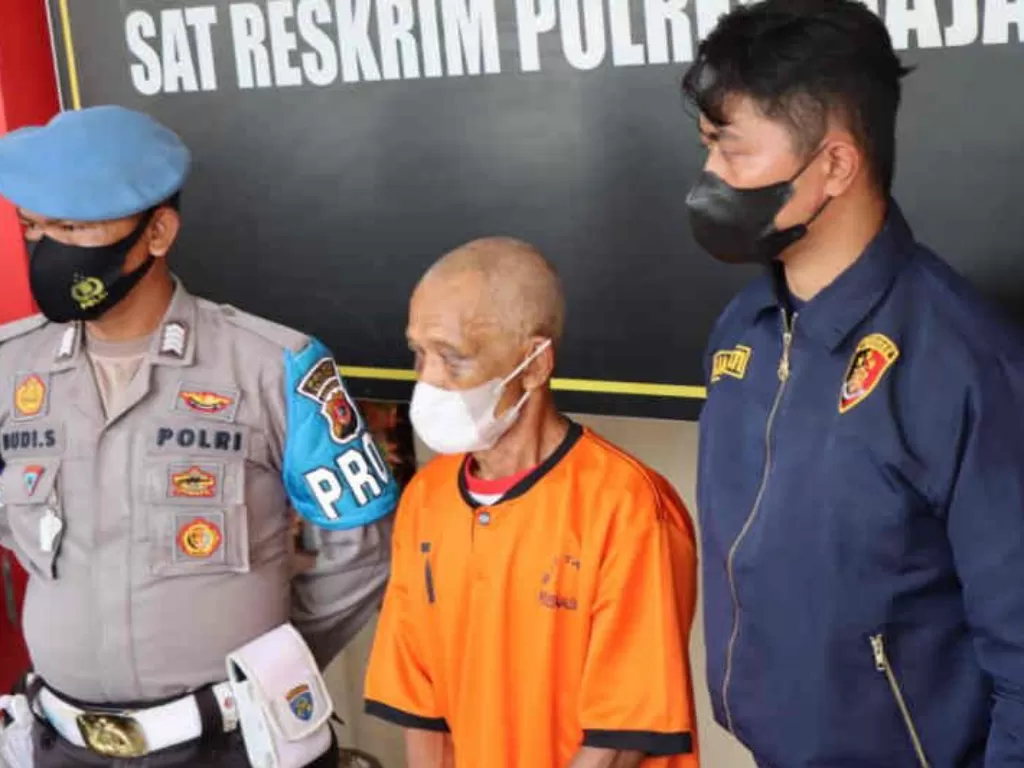  Petugas saat menunjukkan kakek US (66) pelaku rudapaksa anak di bawah umur di Majalengka, Jawa Barat. (ANTARA/HO-Humas Polres Majalengka)
