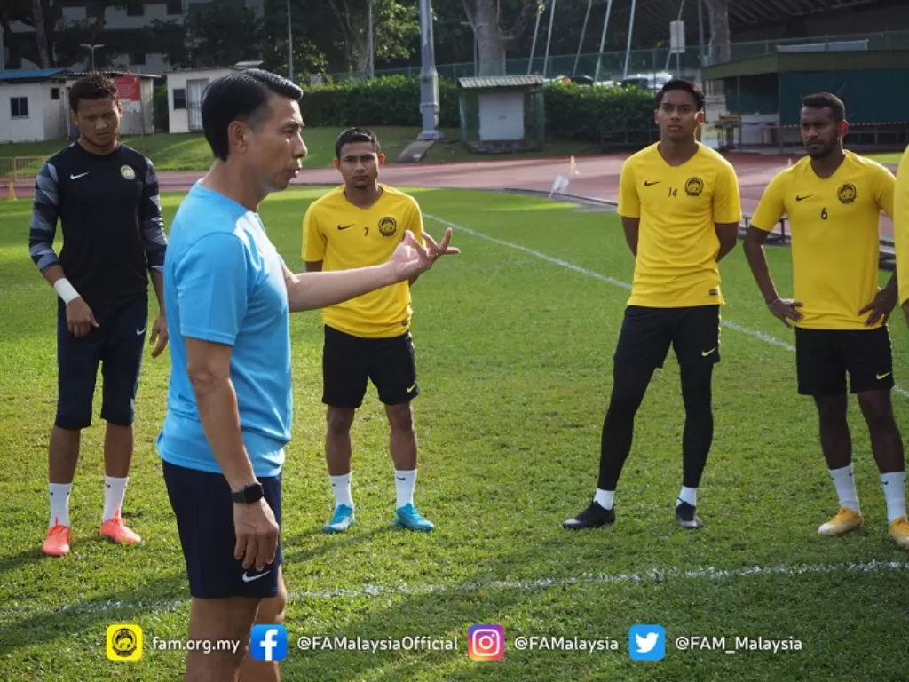Pelatih Malaysia Tan Cheng Ho memberikan intruksi saat melatih tim asuhannya. (Twitter/@FAM_Malaysia)
