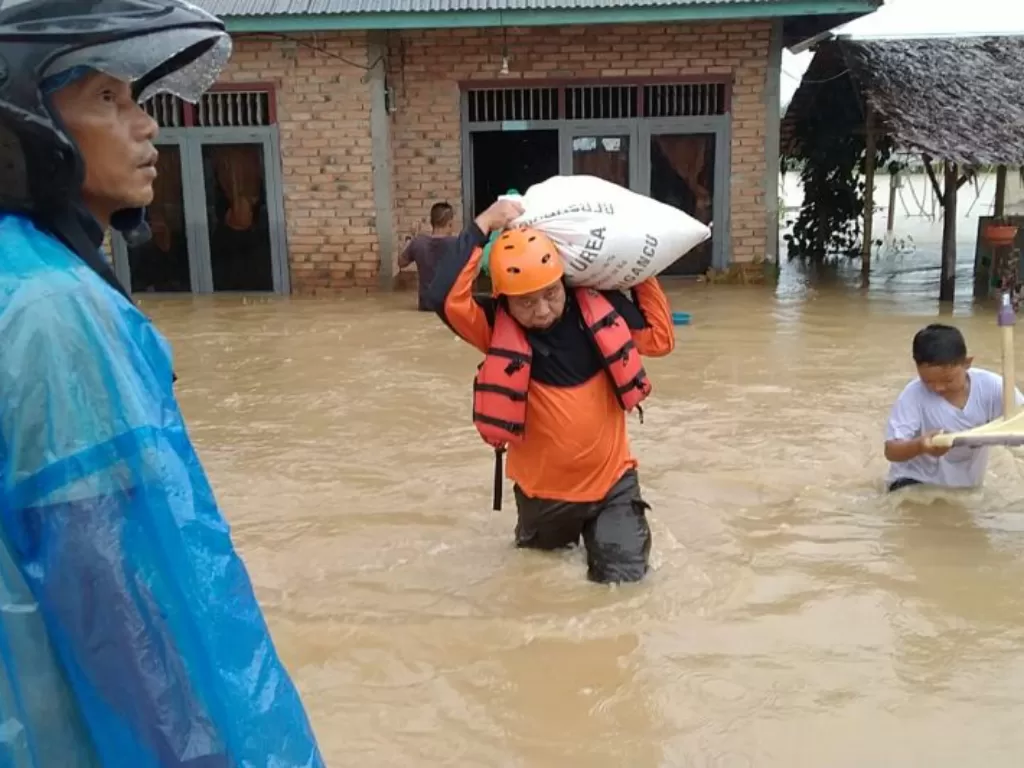 Banjir di Kecamatan Ranah Batahan Pasaman Barat merendam ratusan rumah, Sabtu (18/12). (photo/ANTARA/HO)