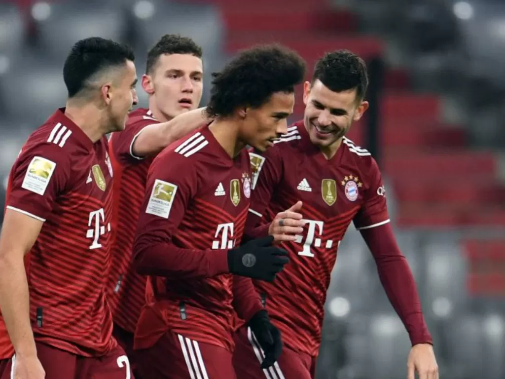Pemain Bayern Muenchen Leroy Sane dan rekan-rekan satu timnya merayakan gol ketiga Bayern ketika menghancurkan VfL Wolfsburg 4-0 di Allianz Arena, Muenchen, Jerman, pada 17 Desember 2021. (REUTERS/ANDREAS GEBERT)