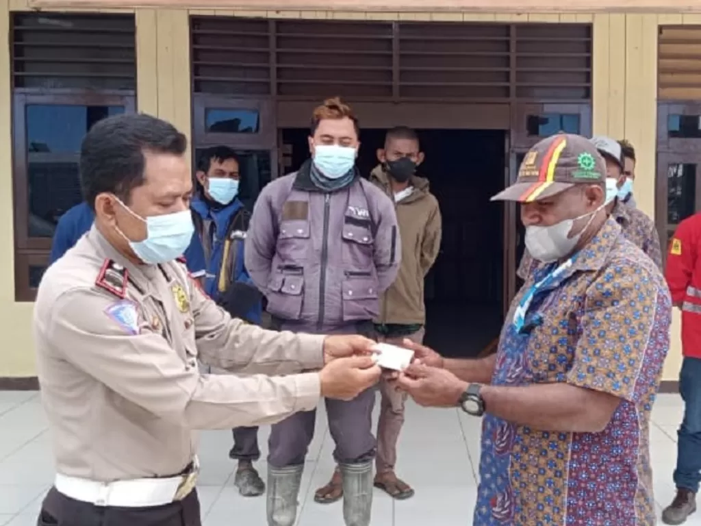 Polres Pinai berikan SIM C untuk kepada masyarakat yang sudah divaksin (Dok Humas Polda Papua)