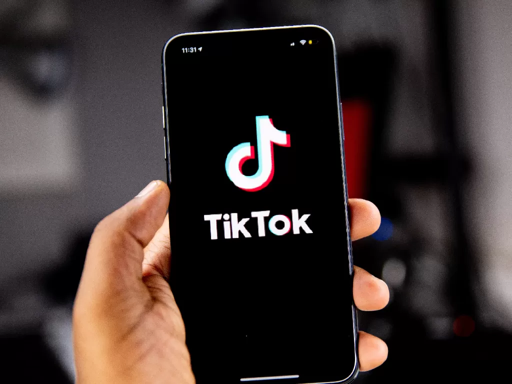 Tampilan logo aplikasi TikTok di smartphone (Ilustrasi/Unsplash/Solen Feyissa)