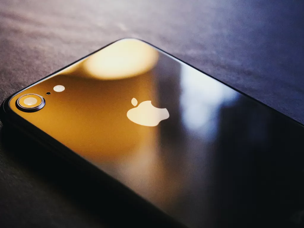 Tampilan bagian belakang dari smartphone iPhone besutan Apple (Ilustrasi/Unsplash/Omar Al-Ghosson)