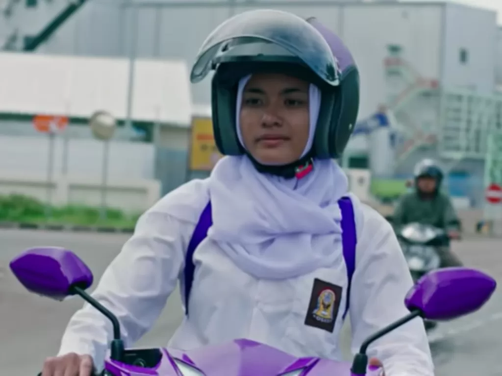 Tokoh 'Yuni' mengendarai sepeda motor ungu miliknya dalam film 'Yuni' garapan Kamila Andini. (Foto: Four colours films)