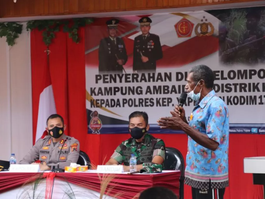 Salah satu anggota kelompok bersenjata (kanan) Kampung Ambaidiru, Distrik Kosiwo, Kepulauan Yapen, Papua, yang menyerahkan diri, Sabtu (18/12/2021). ANTARA/HO-Satgas Nemangkawi