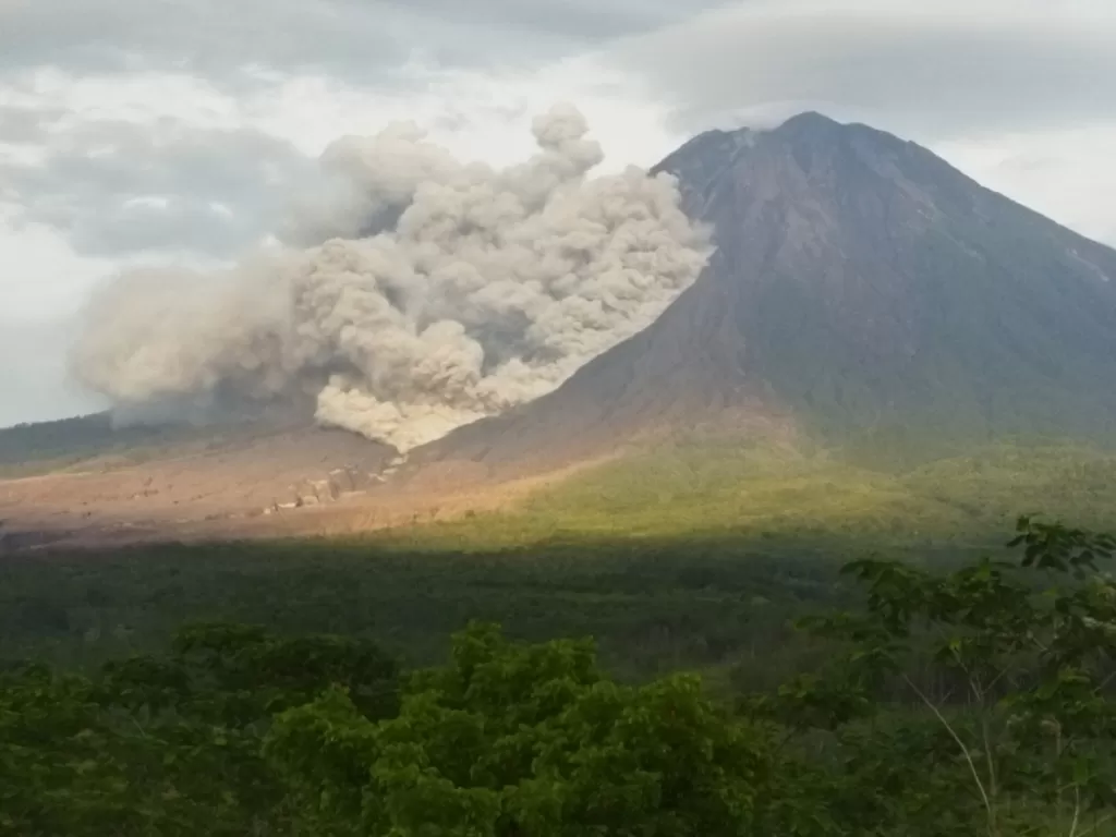 ILustrasi erupsi Gunung Semeru hari ini, Minggu (19/12/2021). (magma.esdm).