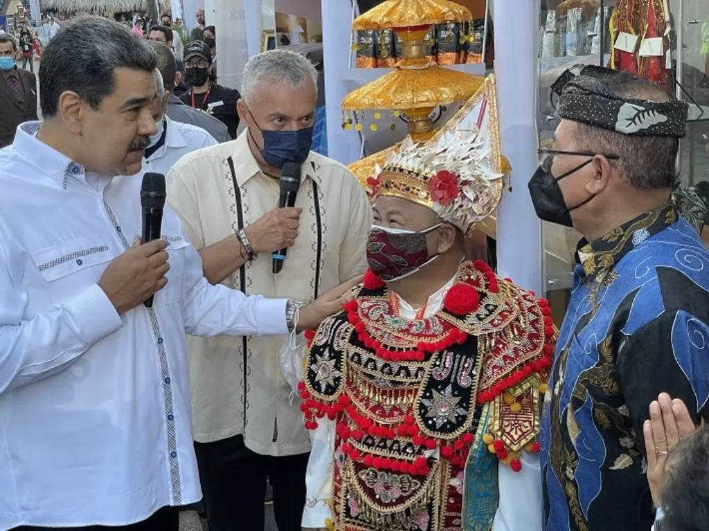  Presiden Venezuela Nicolas Maduro (kiri) mengunjungi stan Indonesia pada kegiatan Festival Pariwisata Internasional Venezuela (FITVEN) 2021. (ANTARA/HO-KBRI Caracas)