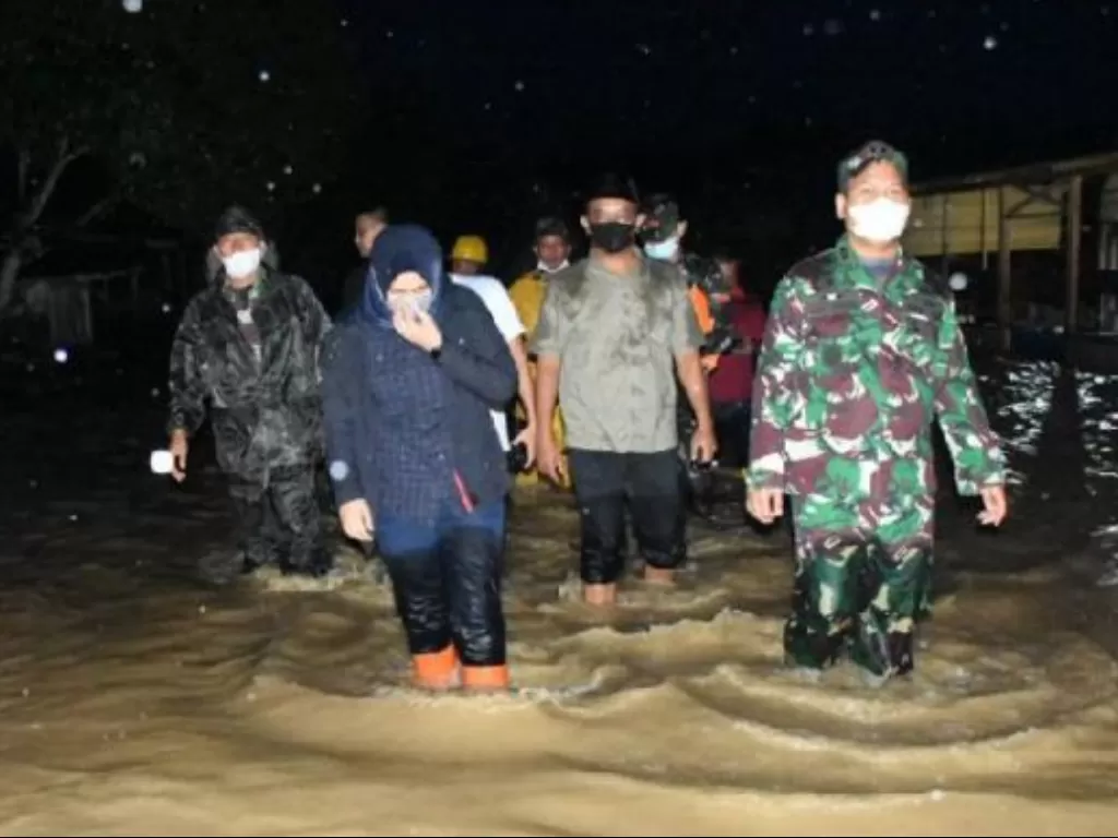 Wakil Bupati Madina Atika Azmi Utammi Nasution bersama unsur Forum saat meninjau banjir di wilayahnya. (photo/ANTARA/HO)