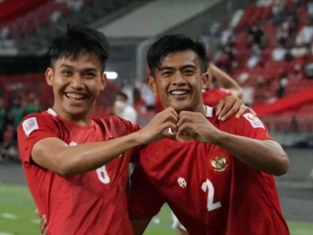 Pemain timnas Indonesia Pratama Arhan (kanan) melakukan selebrasi dengan rekannya Witan Sulaeman (kiri) di laga kontra Malaysia, Minggu (19/12/2021) (ANTARA FOTO/Humas PSSI)