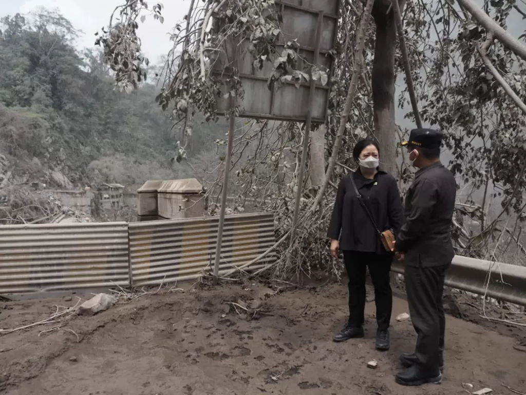 Ketua DPR Puan Maharani mengunjungi pengungsi erupsi Gunung Semeru, Jawa Timur. (Istimewa)