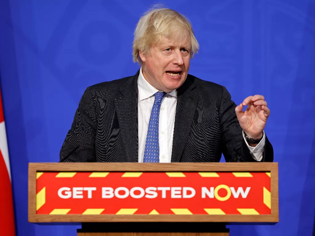 Perdana Menteri Inggris Boris Johnson menghadiri konferensi pers untuk memperbarui program vaksin penguat Covid-19 di ruang pengarahan Downing Street di pusat kota London, Inggris. (REUTERS/POOL)