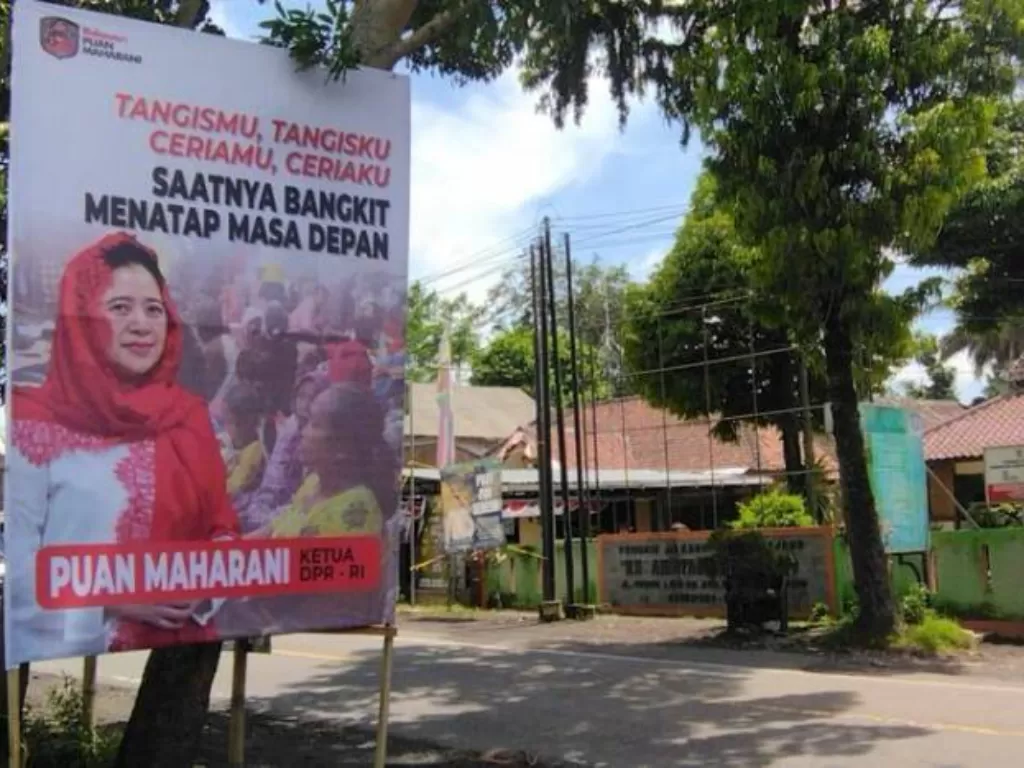 Baliho Puan Maharani di dekat lokasi pengungsian korban erupsi Semeru di Lumajang, Jawa Timur. (Istimewa)