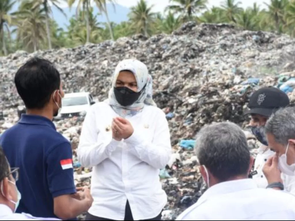 Wakil Bupati Madina, Atika Azmi Utammi Nasution ketika meninjau tempat pembuangan akhir sampah di wilayah Kecamatan Panyabungan Barat. (photo/ANTARA/HO)\