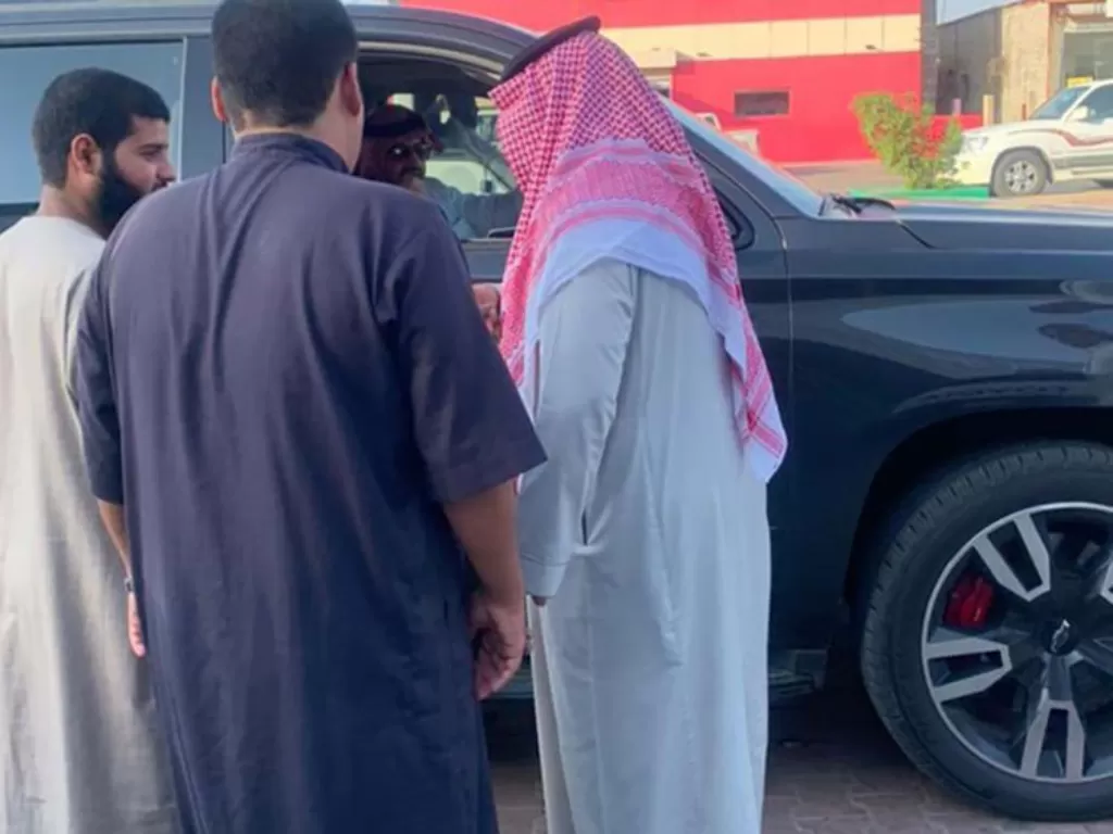 Momen saat Pangeran Arab Saudi membelikan mobil baru ke pria asing. (Foto/Gulf News)