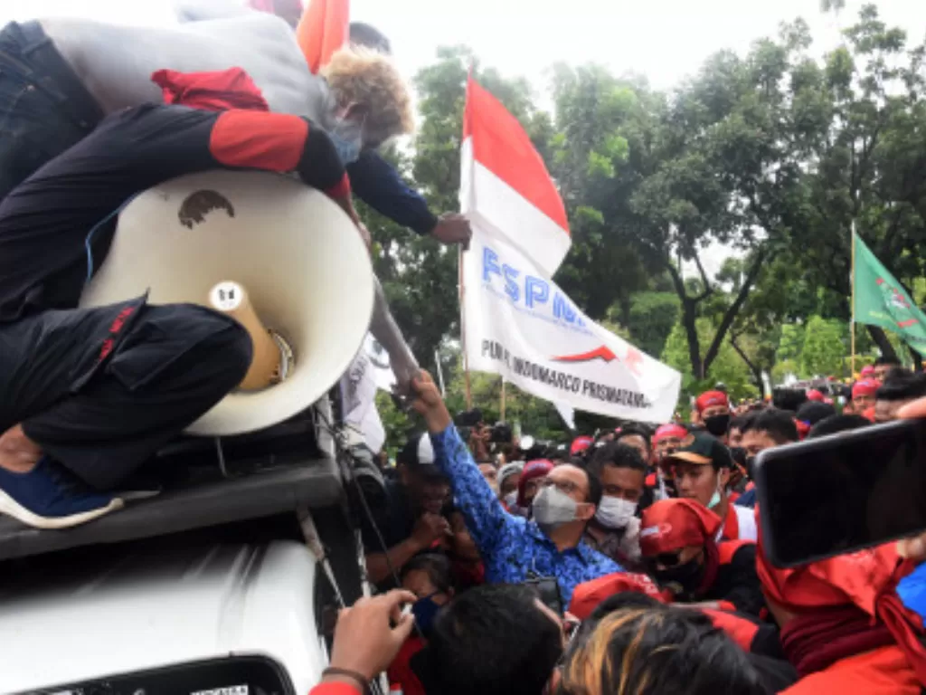 Gubernur DKI Jakarta Anies Baswedan (tengah) menemui buruh yang berunjuk rasa menolak besaran kenaikan UMP di depan Balai Kota DKI Jakarta, Senin (29/22/2021). (ANTARA FOTO/Indrianto Eko Suwarso)
