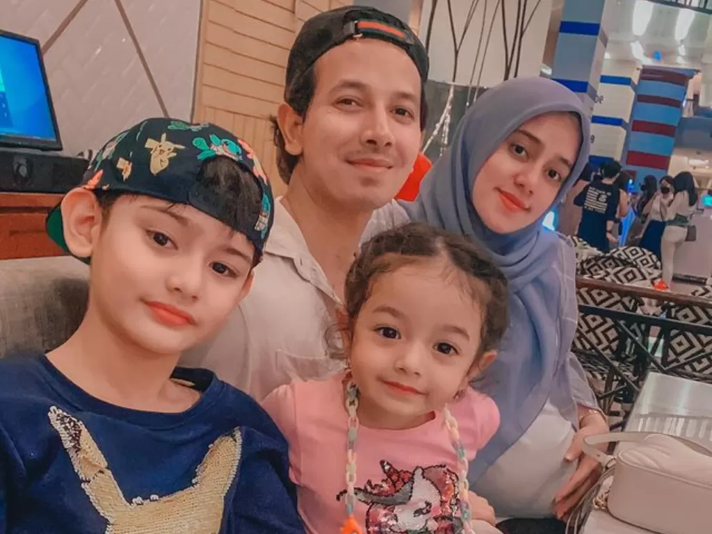 Keluarga Fairuz A Rafiq dan Sony Septian. (Instagram/@fairuzarafiq)