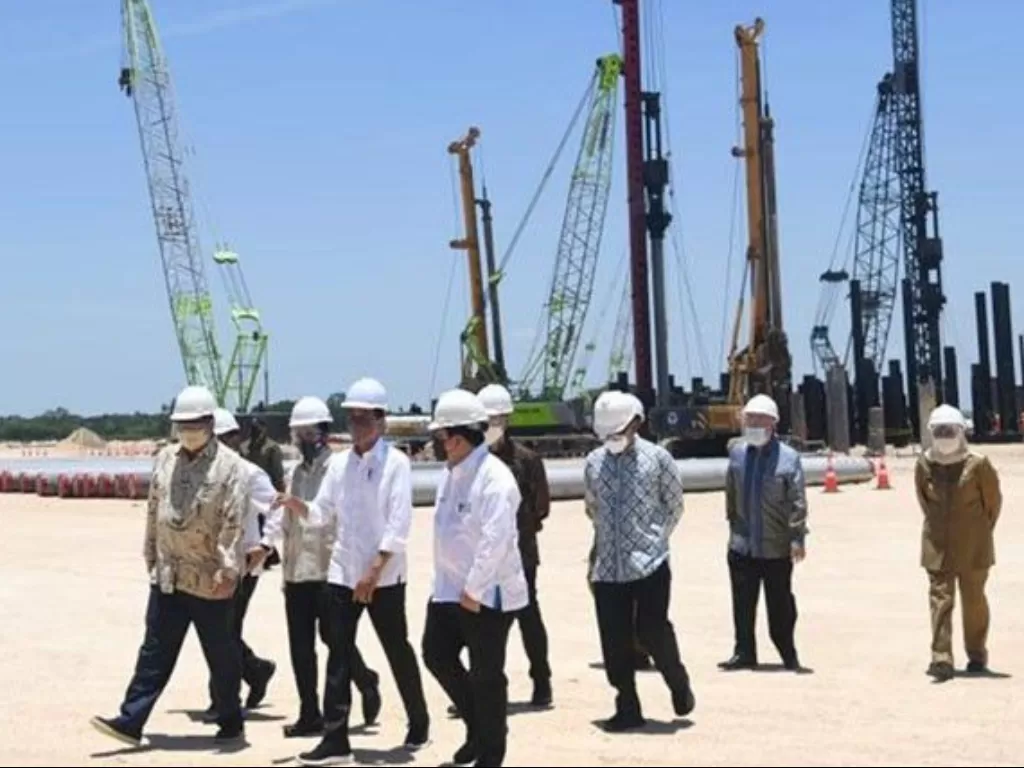 Presiden Joko Widodo (tengah) di acara Groundbreaking Pembangunan Smelter PT Freeport Indonesia di KEK Gresik, Jawa Timur, Selasa (12/10/2021). (ANTARA/HO-BPMI Setpres/Lukas/pri)