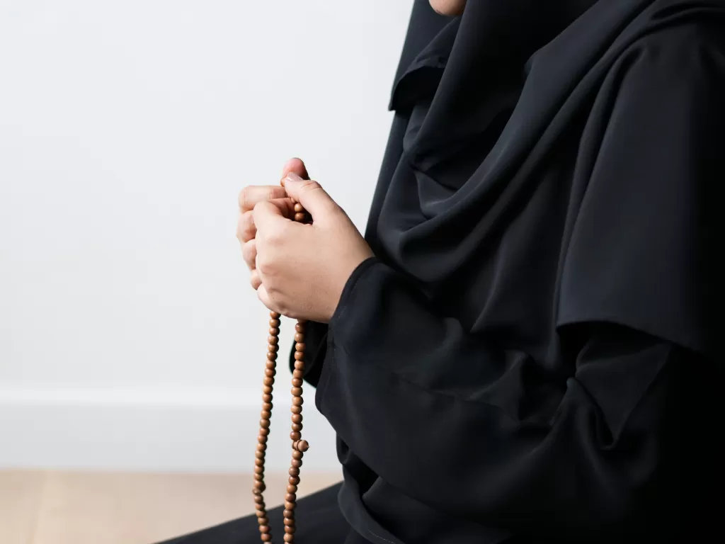 Ilustrasi memanjatkan doa untuk Ibu (photo/freepik/rawpixel-com)