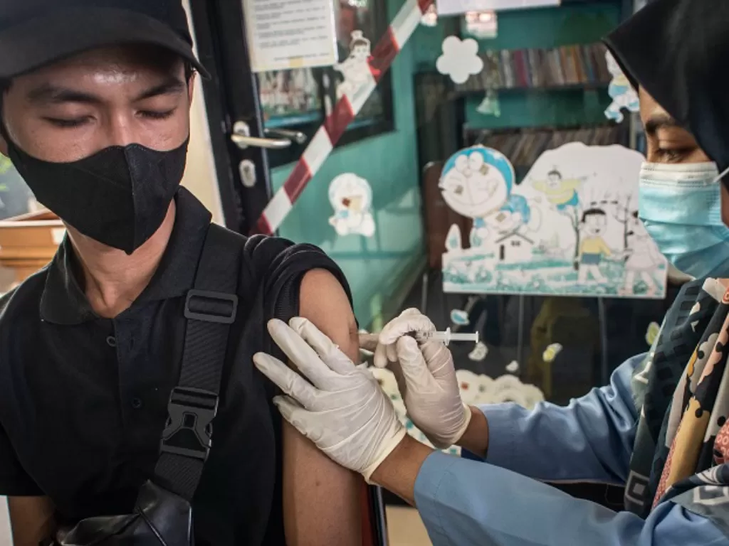 Tenaga kesehatan menyuntikkan vaksin Covid-19 kepada warga di Jakarta. (ANTARA FOTO/Aprillio Akbar)