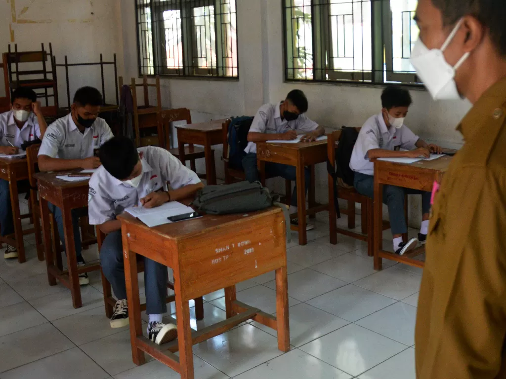 Seorang guru mengajar siswa dan siswi pada pembelajaran tatap muka (PTM) di SMA Negeri 1, Kabupaten Gowa, Sulawesi Selatan, Senin (1/11) (ANTARA FOTO/Abriawan Abhe)