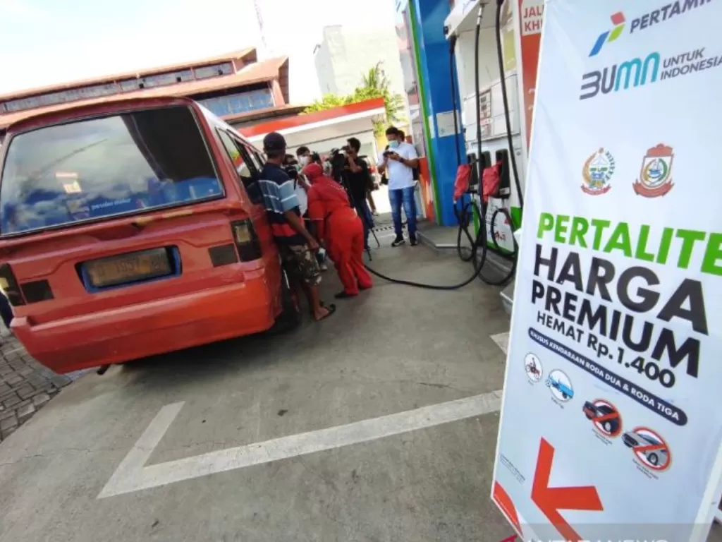 Operator SPBU mengisikan BBM non subsidi jenis pertalite ke mobil angkutan umum saat promosi satu harga dengan premium beberapa waktu di Jalan Ratulangi, Makassar, Sulawesi Selatan. (ANTARA/Darwin Fatir)