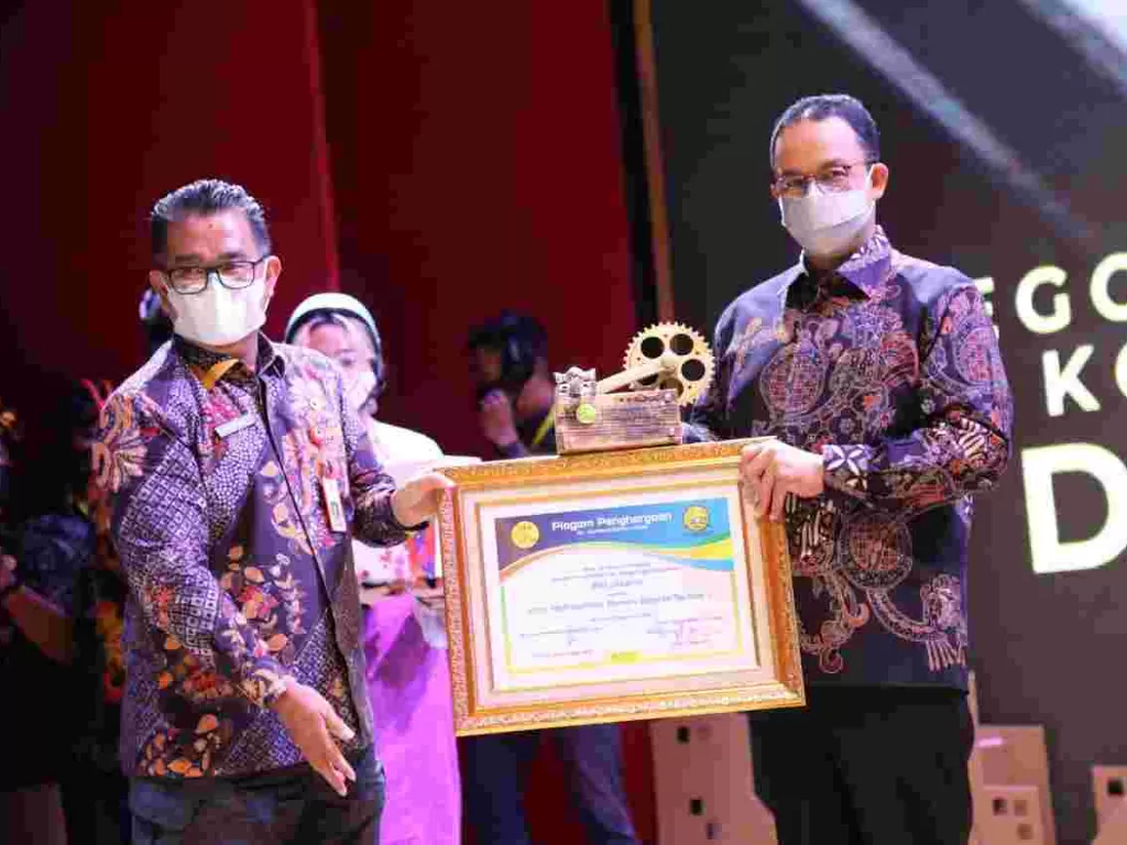 Gubernur DKI Jakarta menerima penghargaan dari B2W (Foto: Dok. Pemprov DKI)